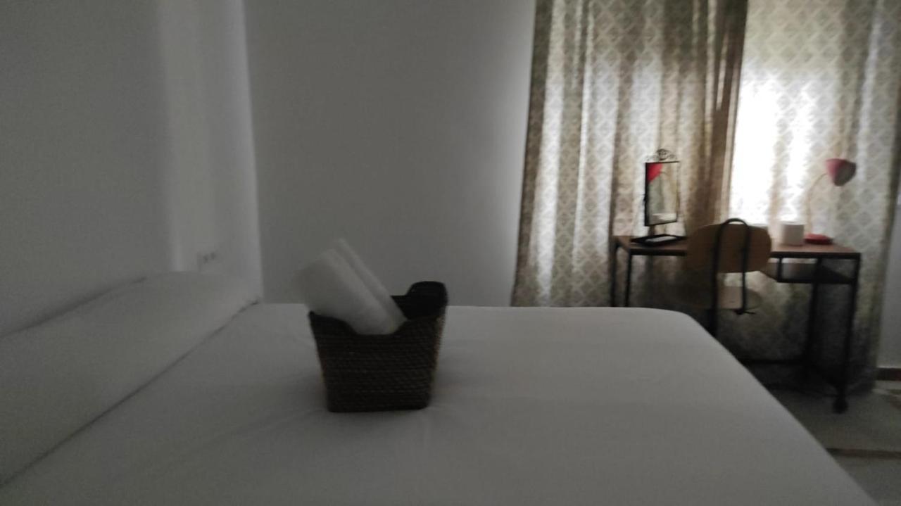 Convenient Rooms - Ferry, Train & Bus Station - Algeciras Buitenkant foto